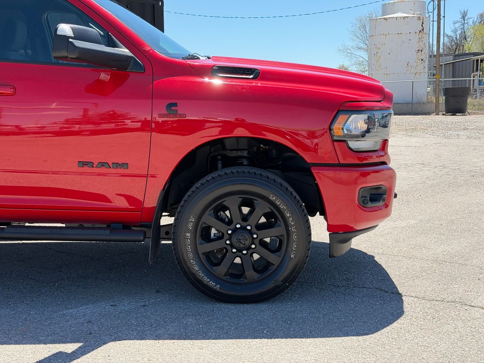 View vehicle photo 4