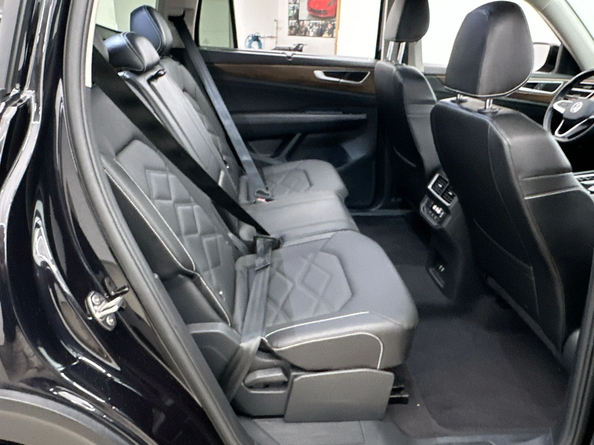 Used 2025  Volkswagen 2.0T SE w/Technology image 17