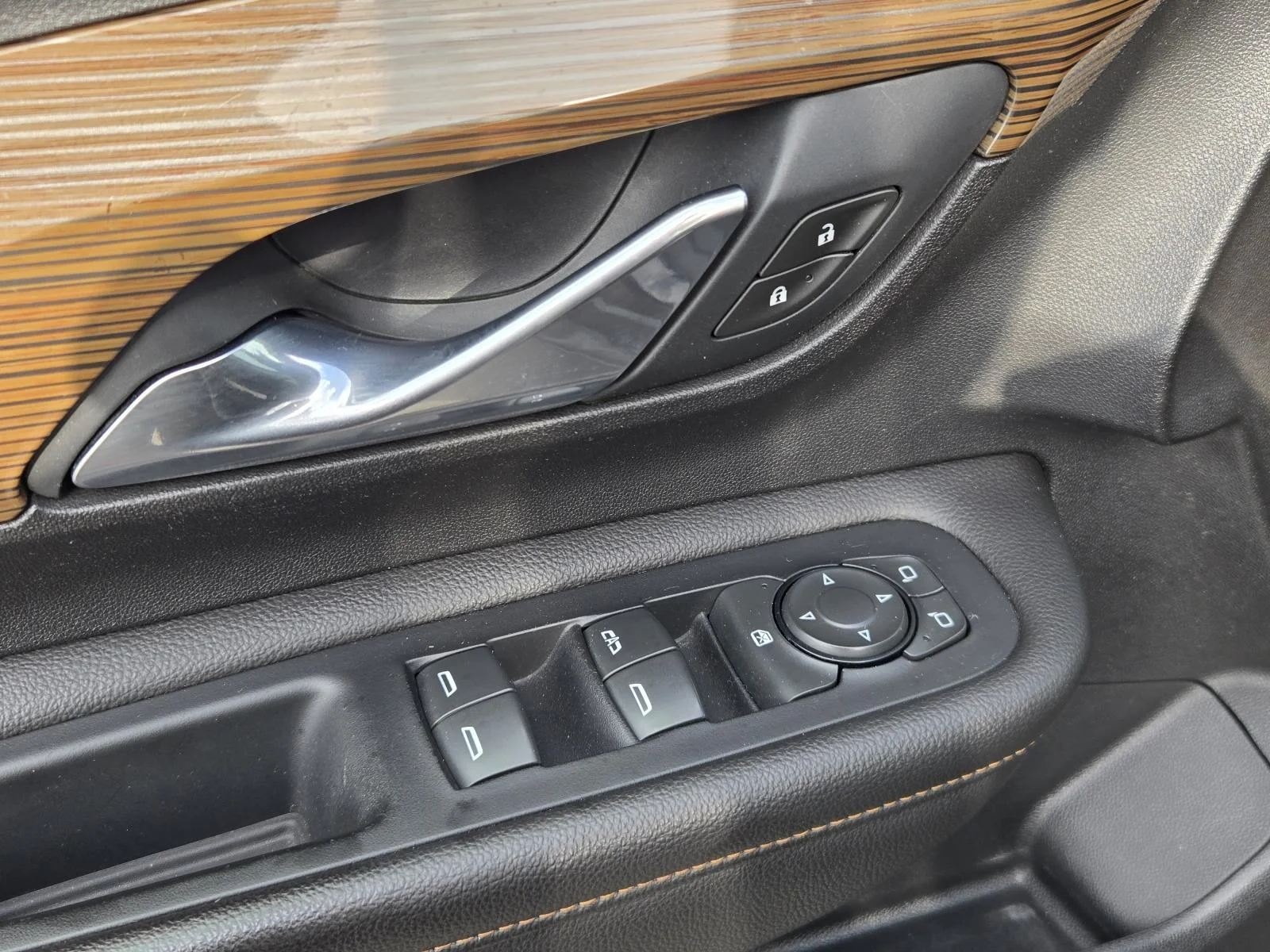 Used 2019 Ebony Twilight Metallic GMC FWD 4dr SLE image 22