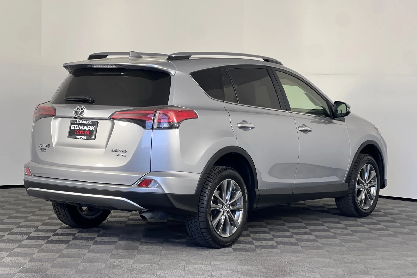 Used 2018 Silver Sky Metallic Toyota Limited image 3