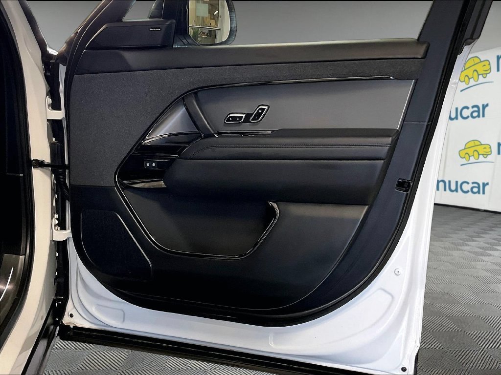 Used 2025 White Land Rover SE image 12