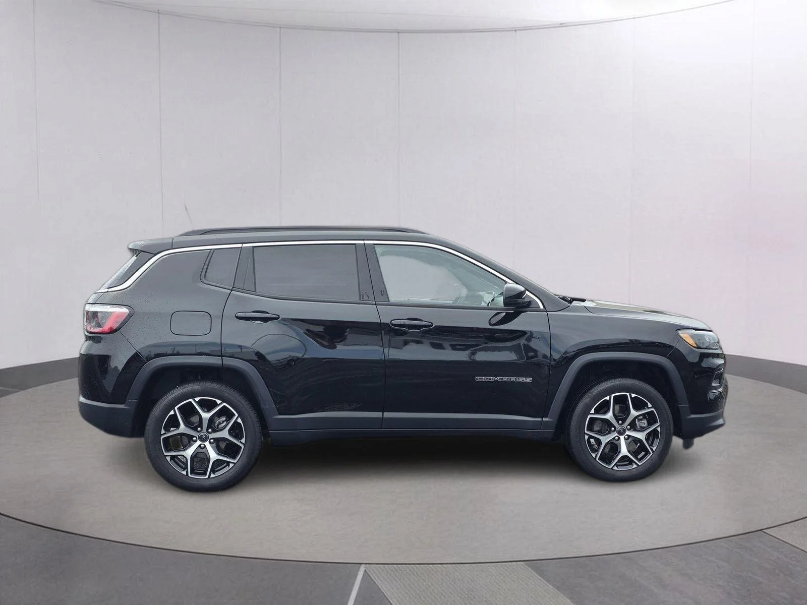 Used 2025 Diamond Black Crystal Pearlcoat Jeep Limited image 4