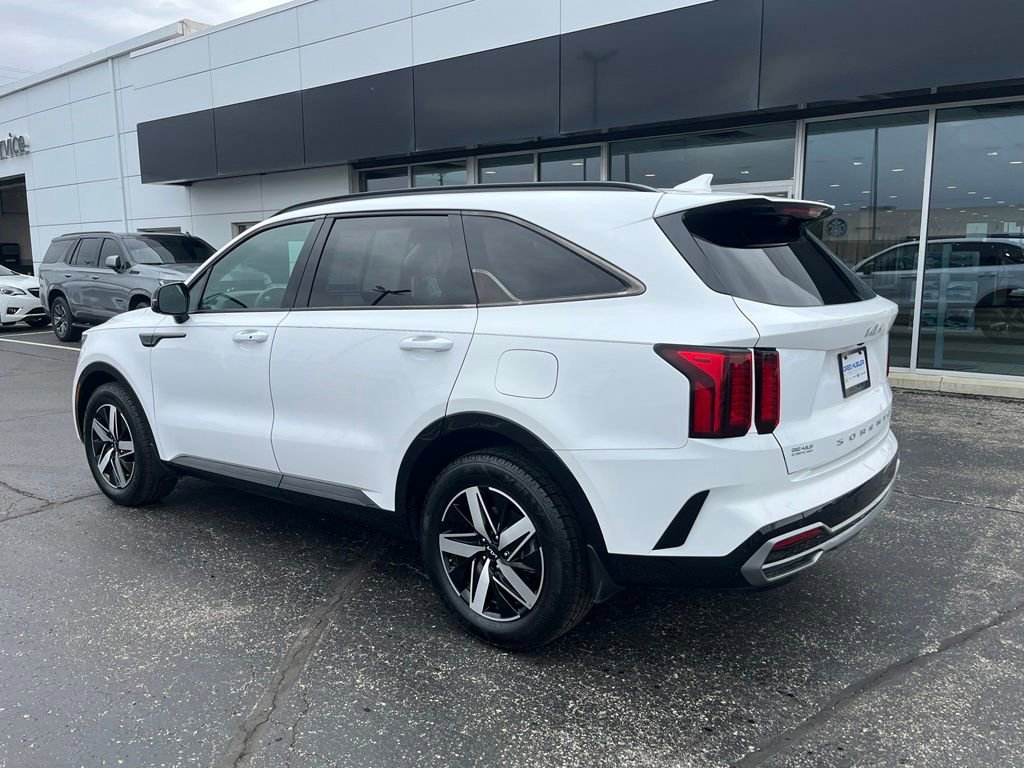 Used 2022 White Kia S image 2