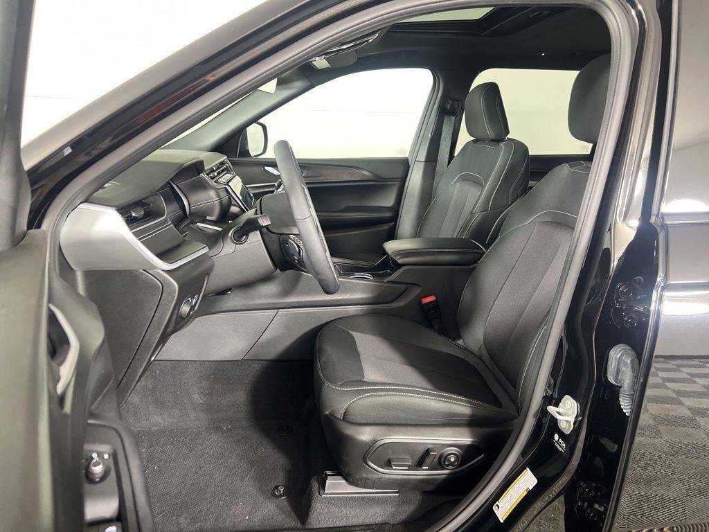 Used 2025 Diamond Black Crystal Pearlcoat Jeep Laredo image 11