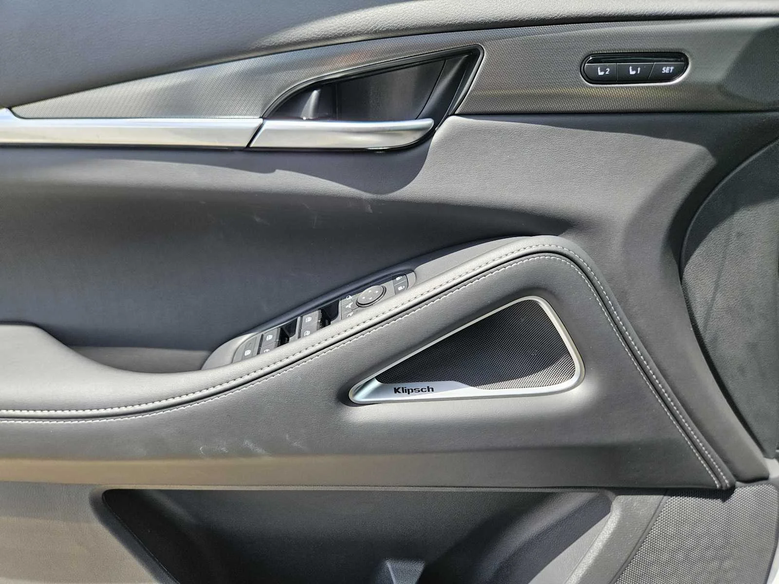 New 2027 RADIANT WHITE INFINITI Luxe AWD image 17