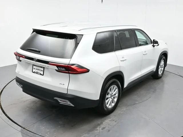Used 2024 Wind Chill Pearl Toyota XLE image 40