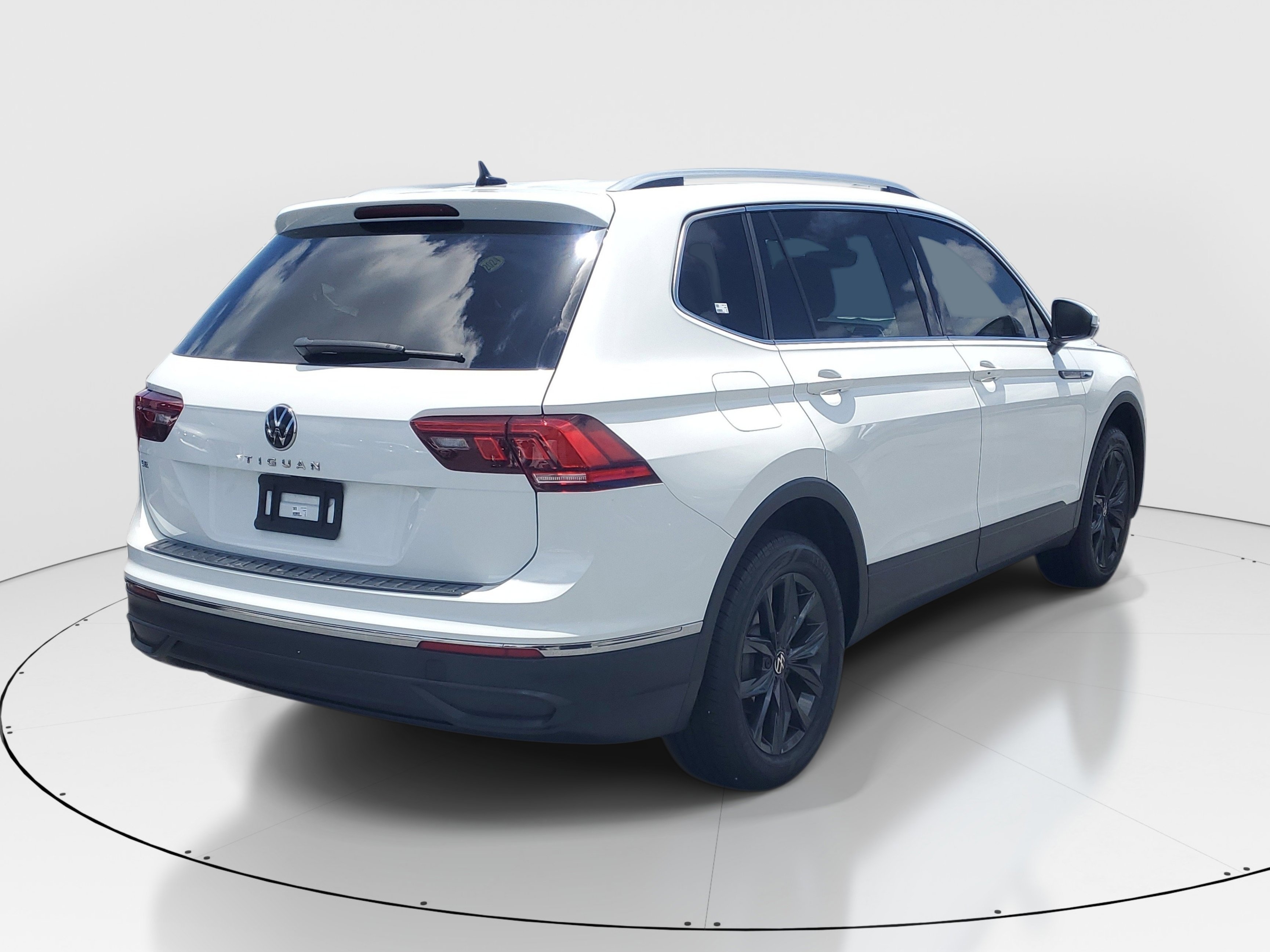 Used 2024 White Volkswagen SE image 7