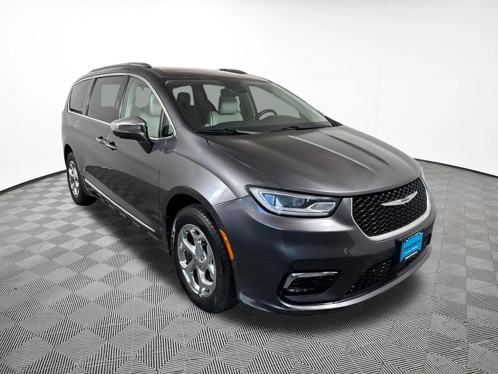 Used 2021 Crystal Metallic Chrysler Limited image 4