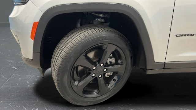 Used 2024 Silver Jeep Limited image 30