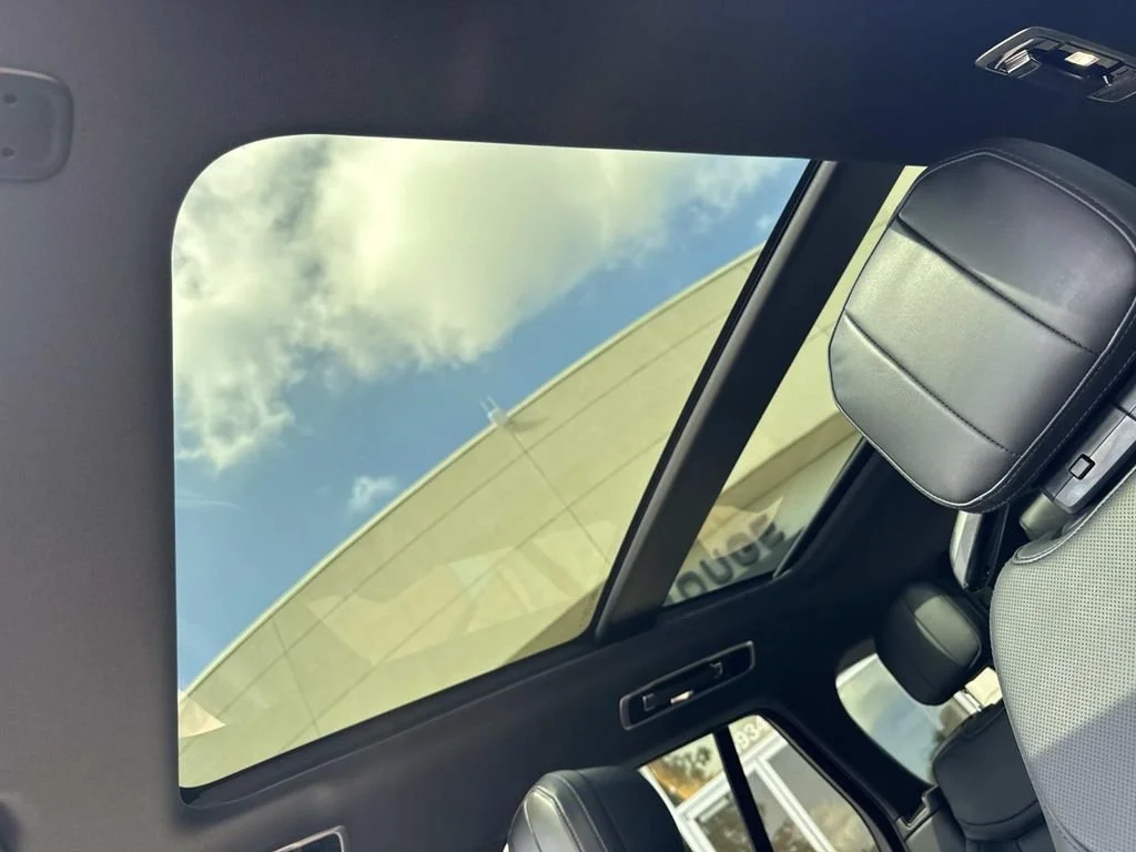 New 2026 Santorini Black LAND ROVER SE image 11