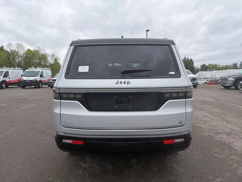 New 2026 Silver-Zynith Exterior Paint Jeep  image 4