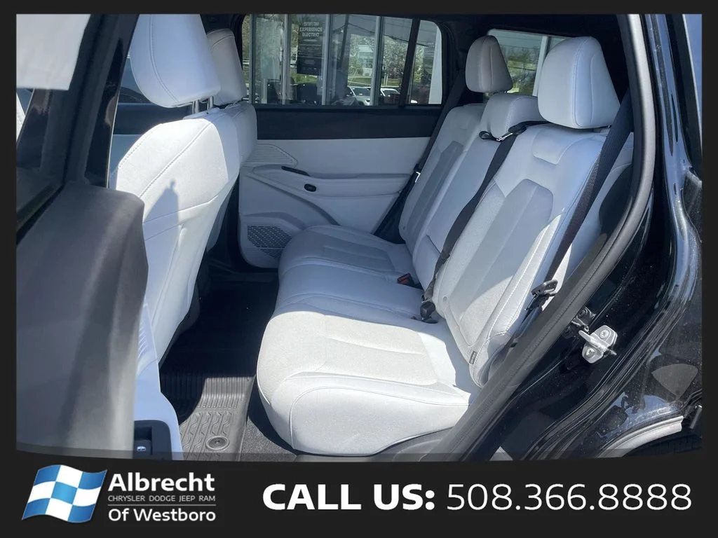 New 2026 Diamond Black Crystal Pearl-Coat Exterior Paint Jeep Laredo image 12