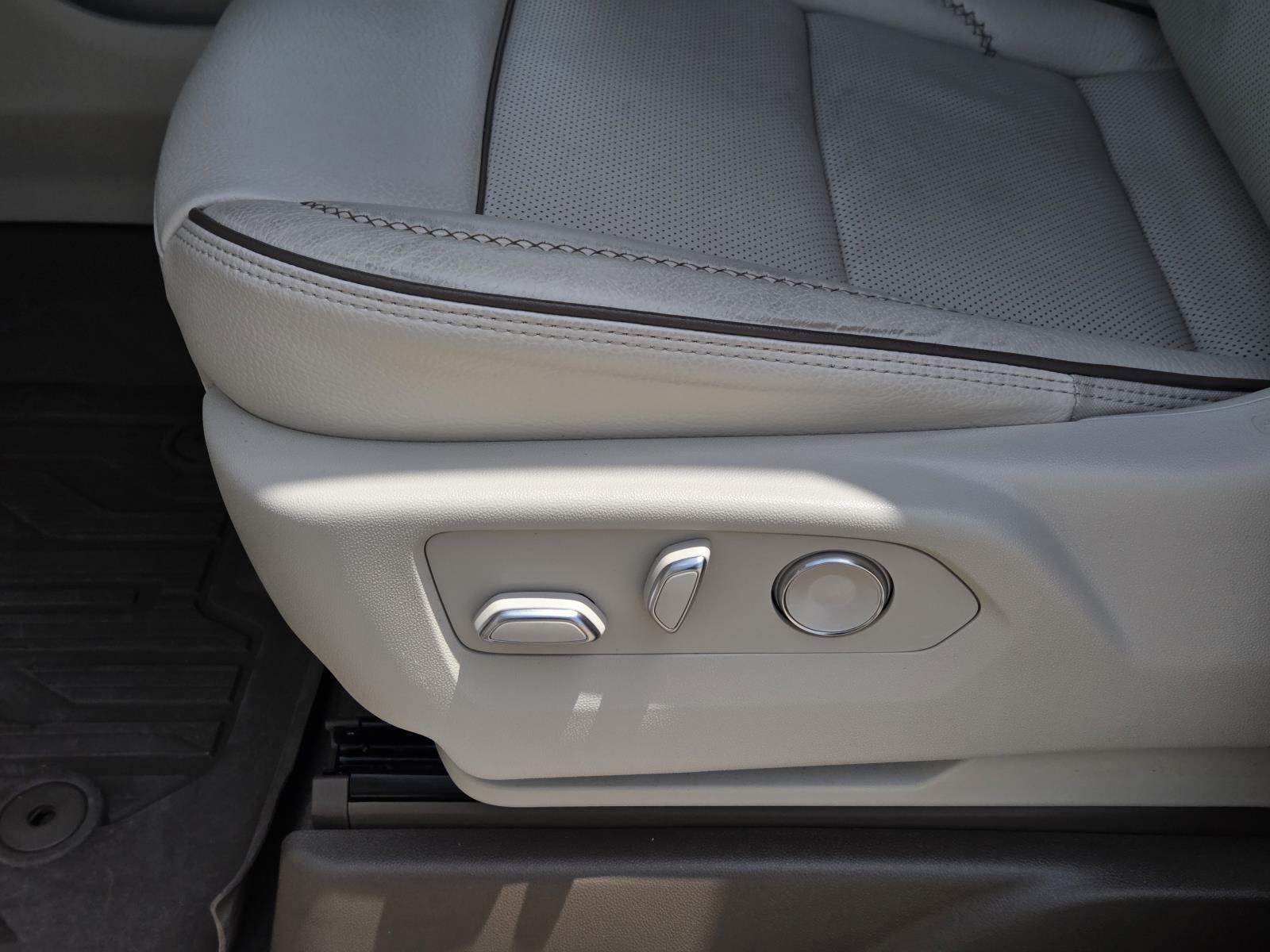 Used 2025 White Frost Tricoat GMC Denali image 34