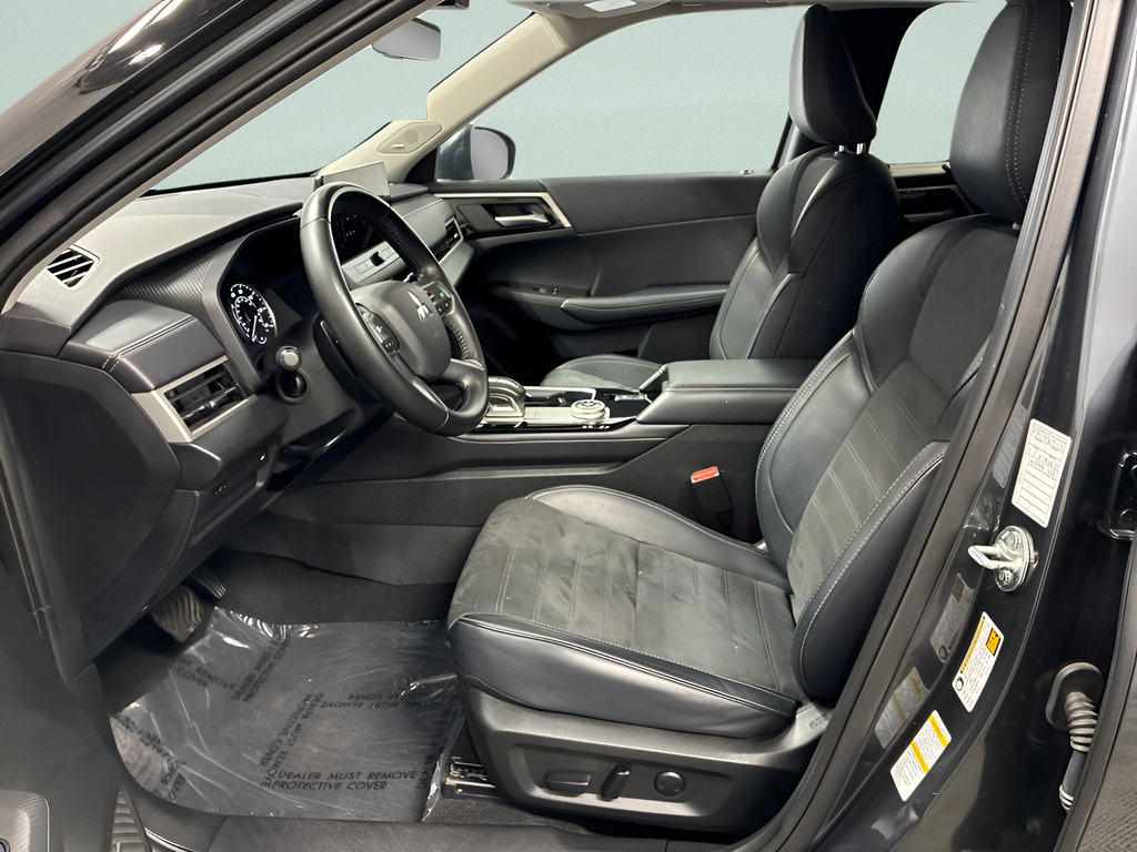 Used 2025  Mitsubishi SE image 19