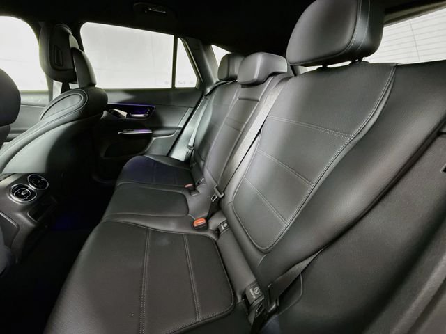 Used 2025  Mercedes-Benz GLC 300 image 24