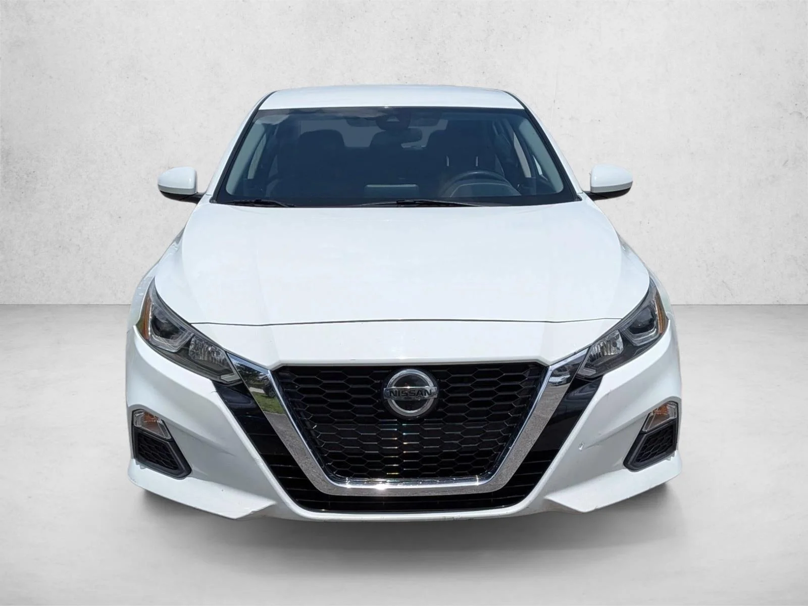 Used 2020 Glacier White Nissan 2.5 S image 2