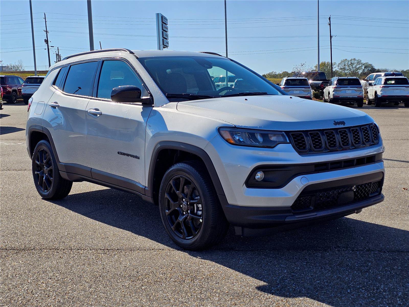 New 2026 Silver Zynith Metallic Clearcoat Jeep Latitude Altitude image 5
