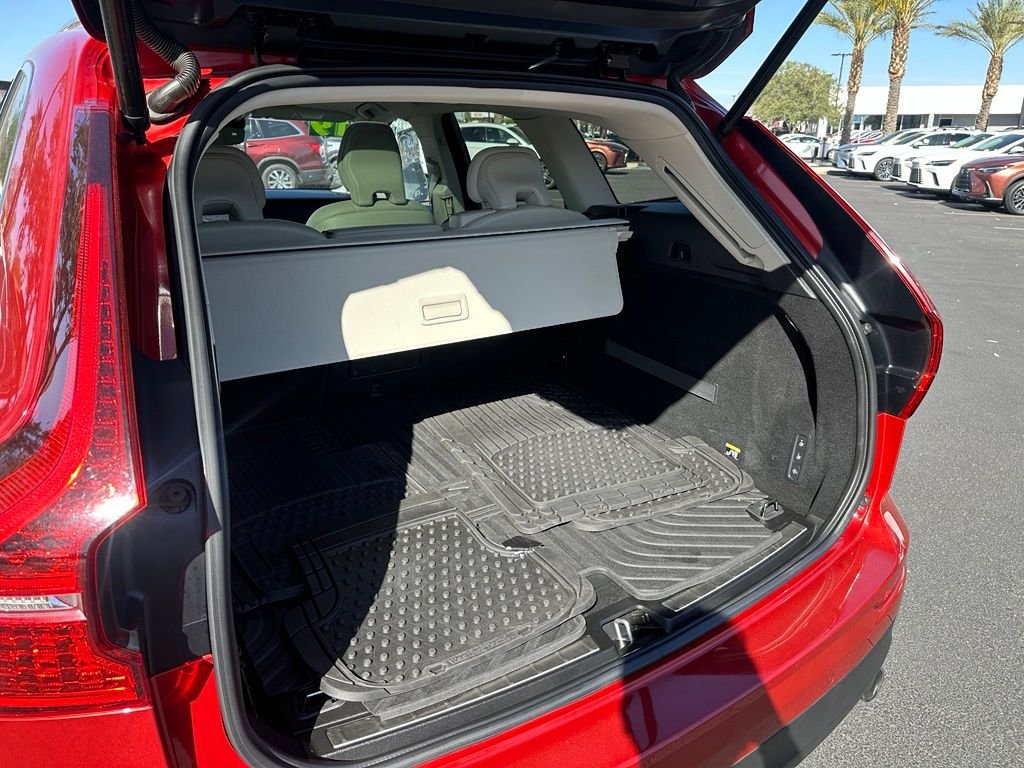 Used 2019 Red Volvo T6 Momentum image 15