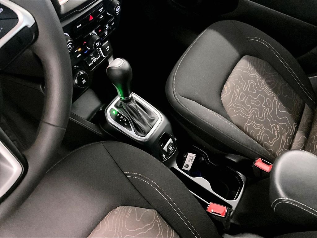 Used 2023 Alpine White Clearcoat Jeep Latitude image 20