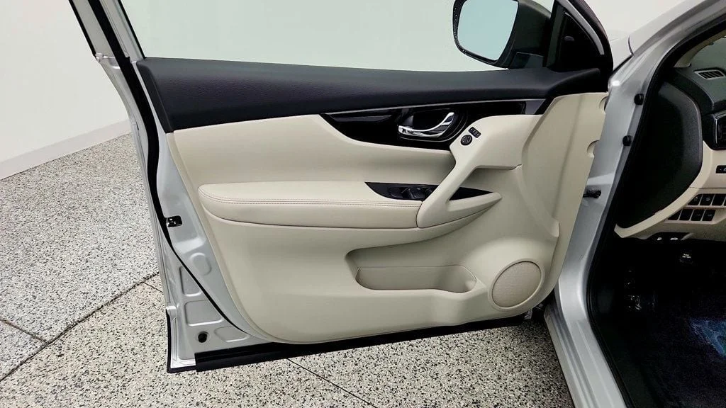 Used 2020 Brilliant Silver Metallic Nissan FWD SV image 10