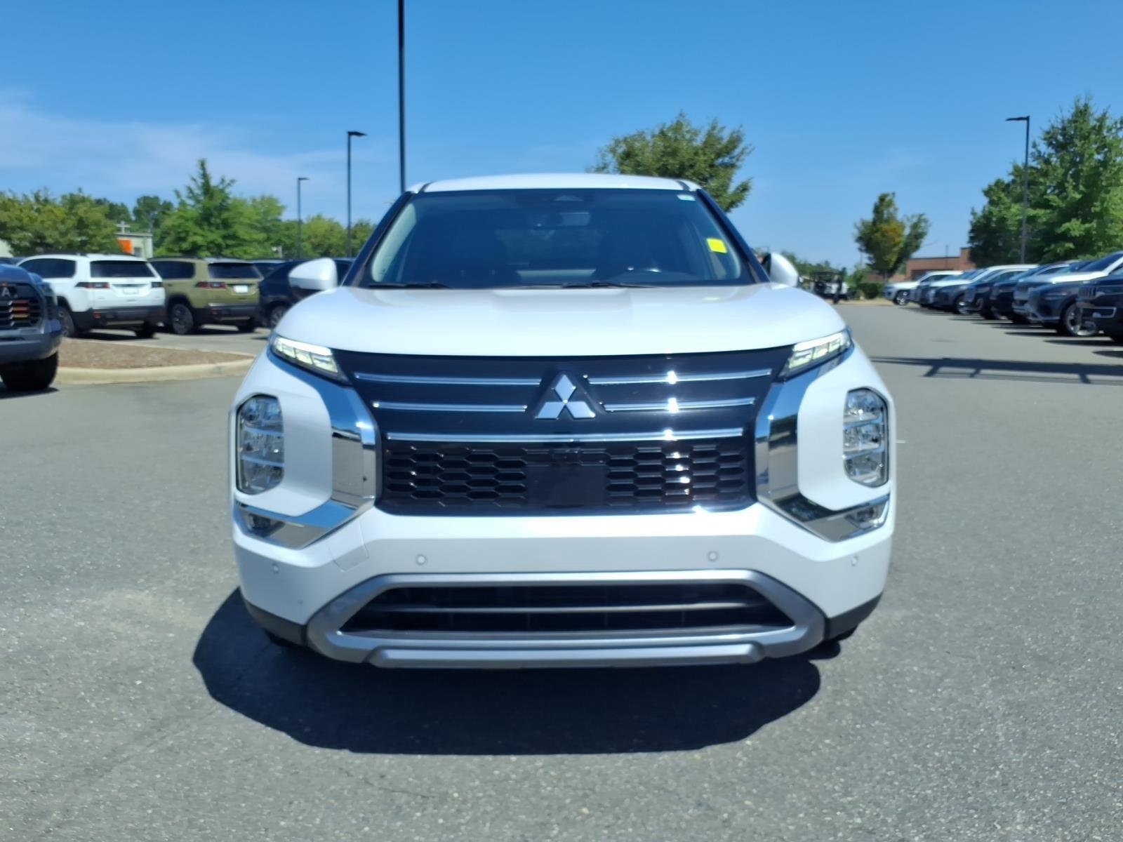 Used 2025  Mitsubishi SE image 13