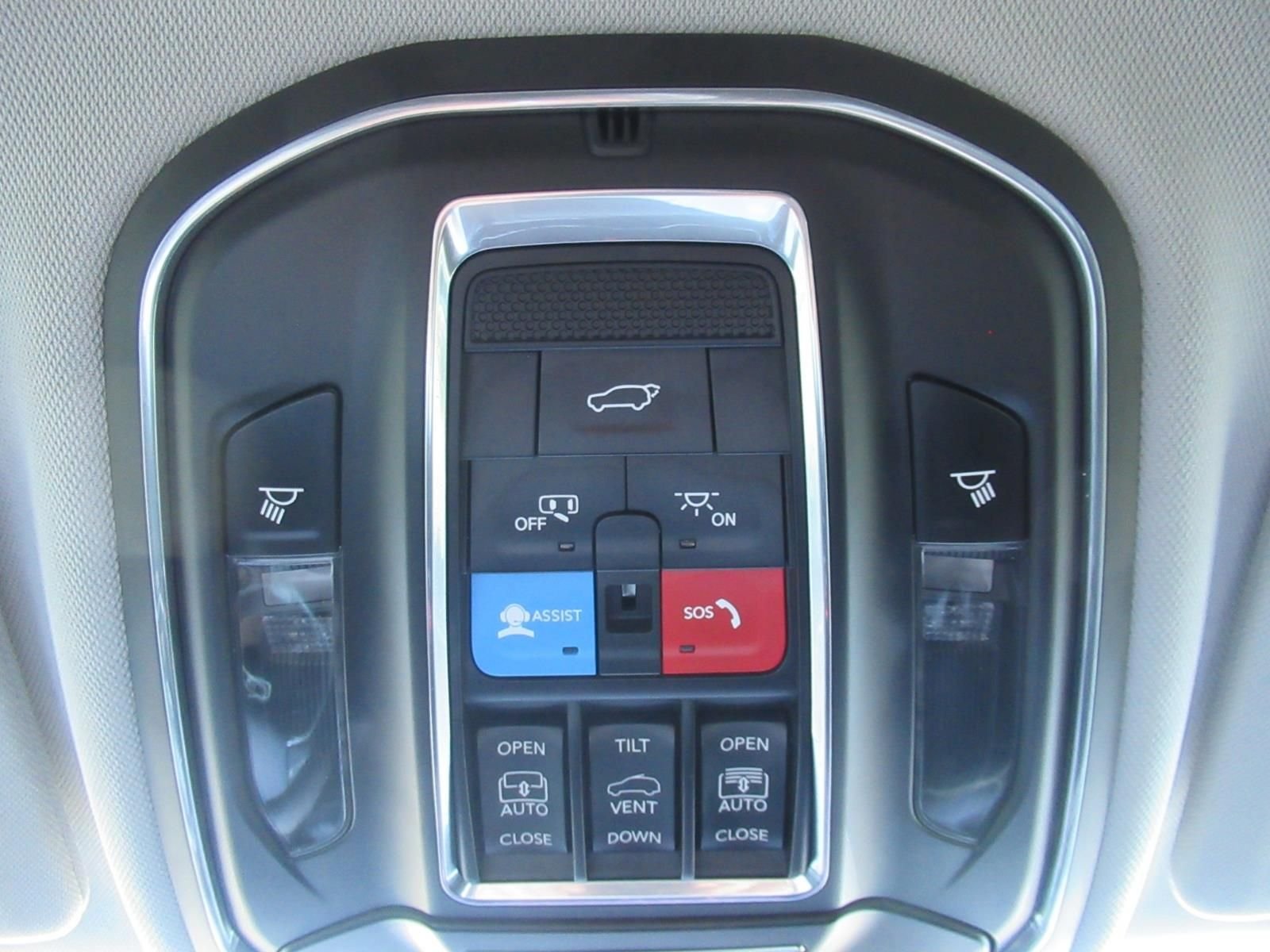 Used 2023  Jeep Limited image 31