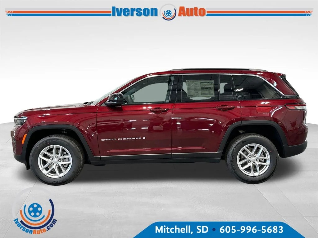 New 2026 Velvet Red Pearl-Coat Exterior Paint Jeep Laredo X image 4