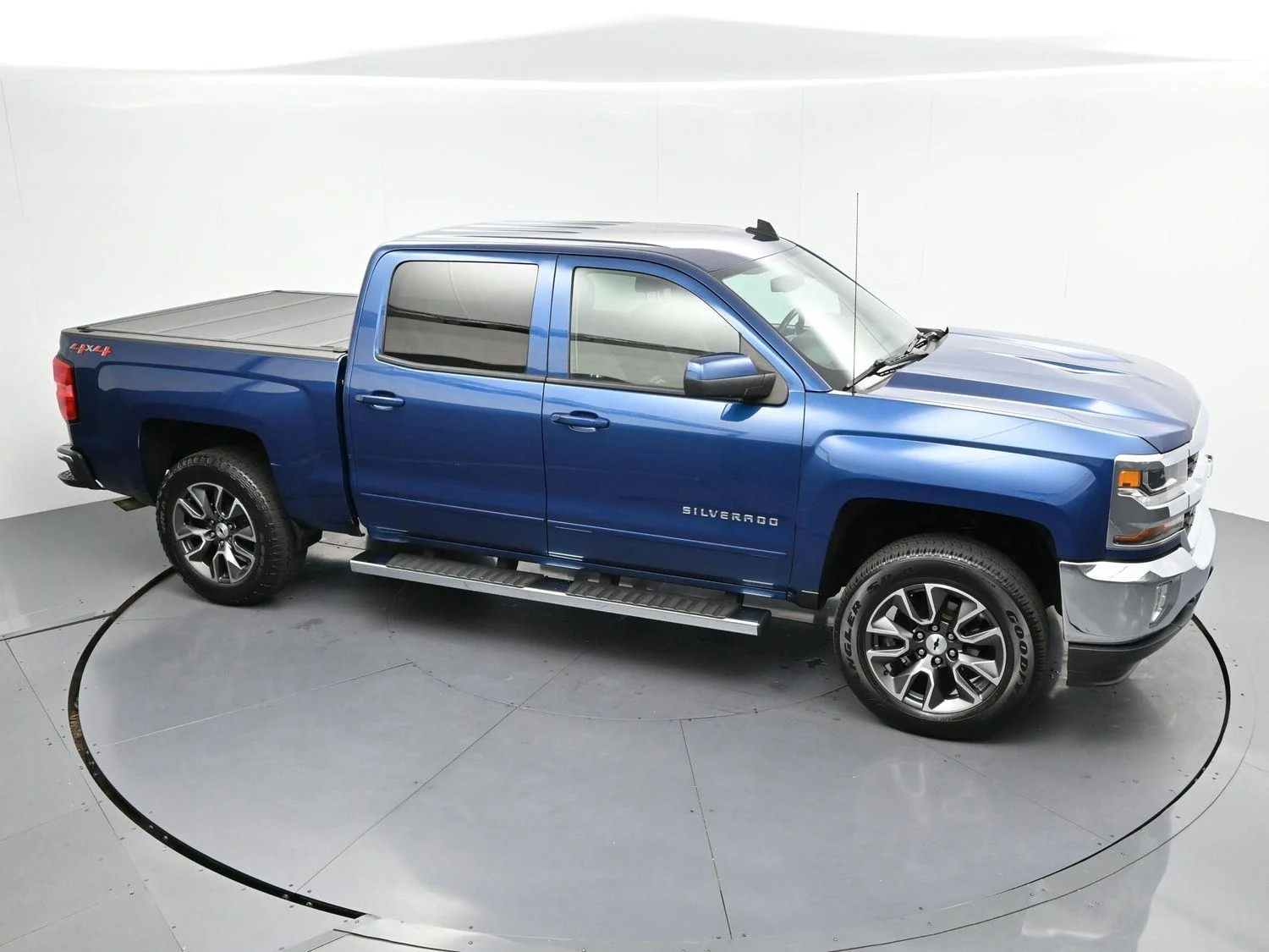 Used 2018 Deep Ocean Blue Metallic Chevrolet LT image 38