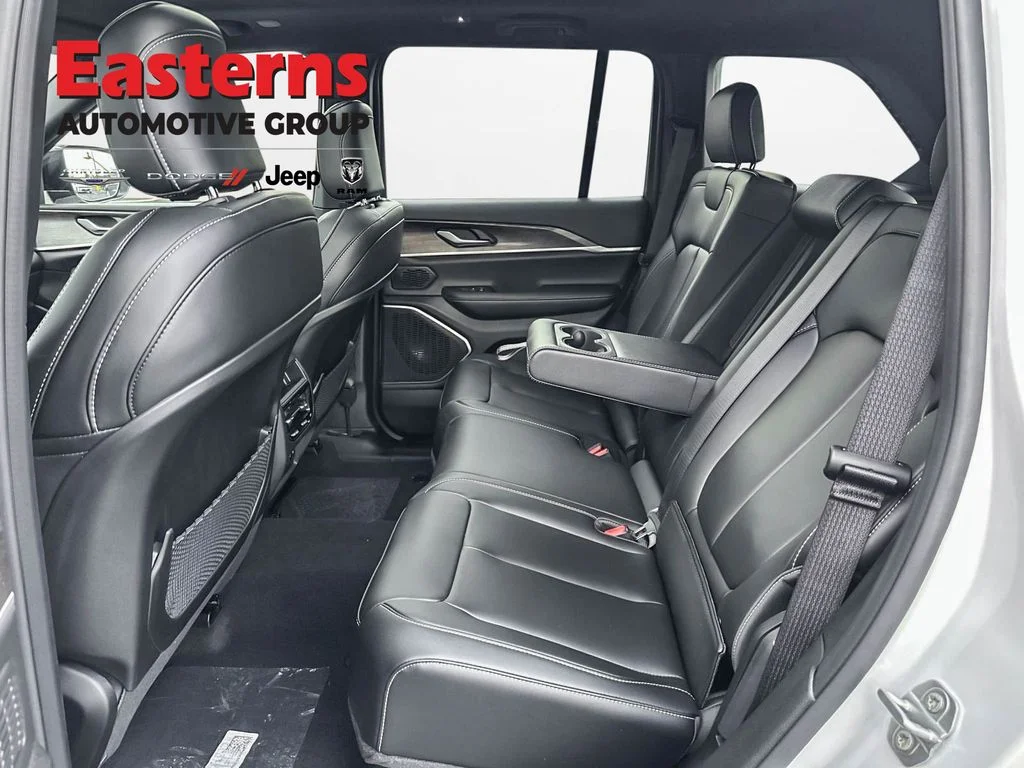 New 2026 Bright White Clear-Coat Exterior Paint Jeep Limited image 22