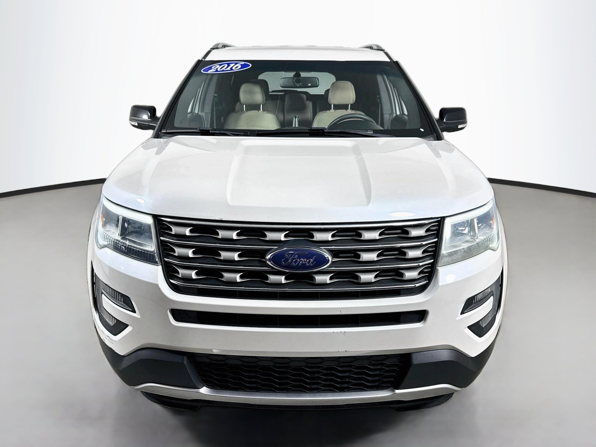 Used 2016 White Platinum Metallic Tri-Coat Ford XLT image 6