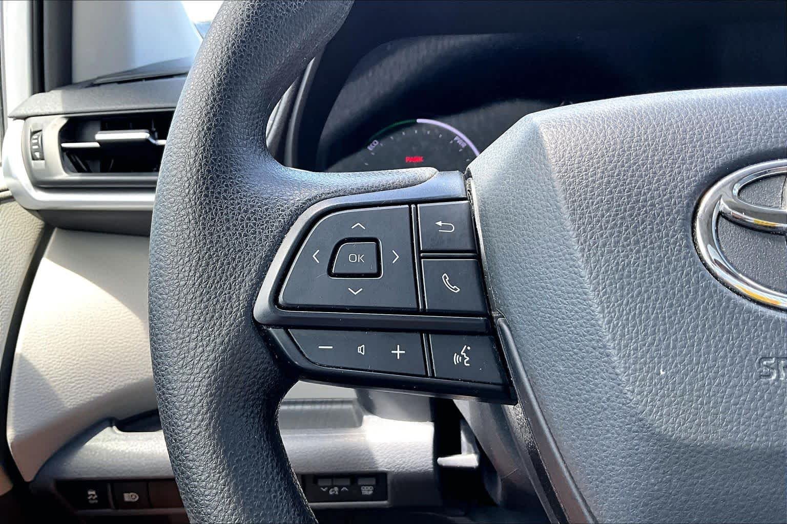 Used 2022 White Toyota LE image 23