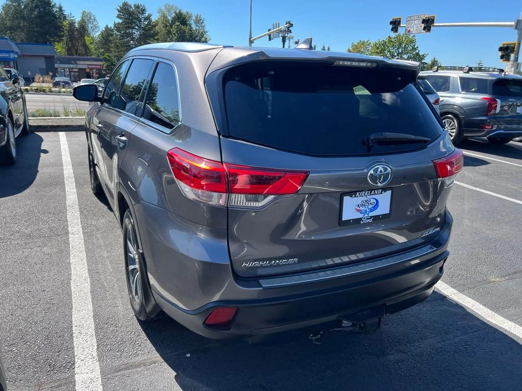 Used 2017 Predawn Gray Mica Toyota XLE image 9