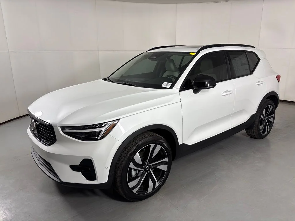 New 2026 Crystal White Volvo Plus image 4