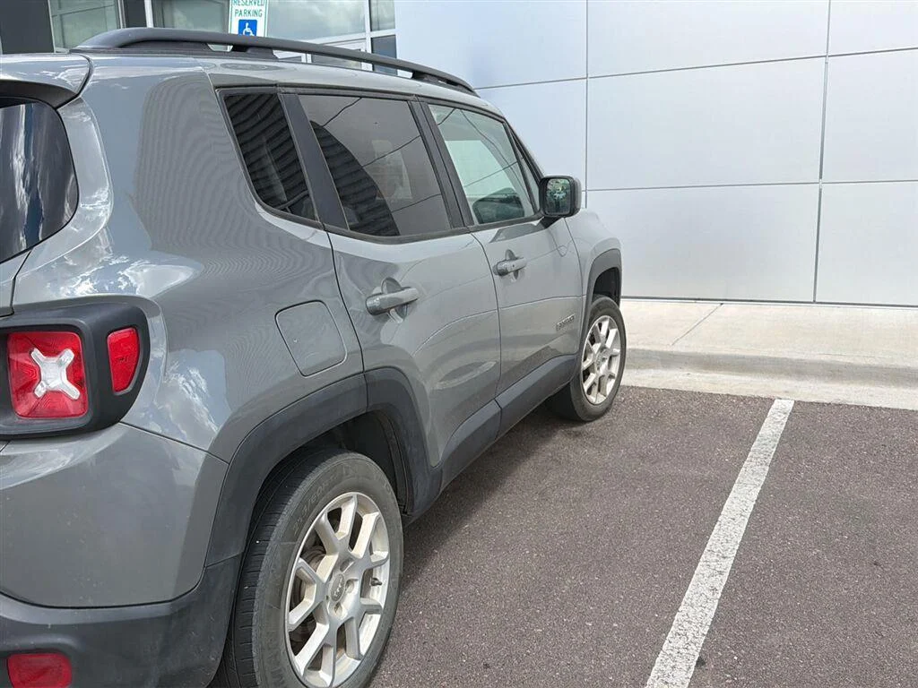 Used 2020 Sting-Gray Clearcoat Jeep Latitude image 9