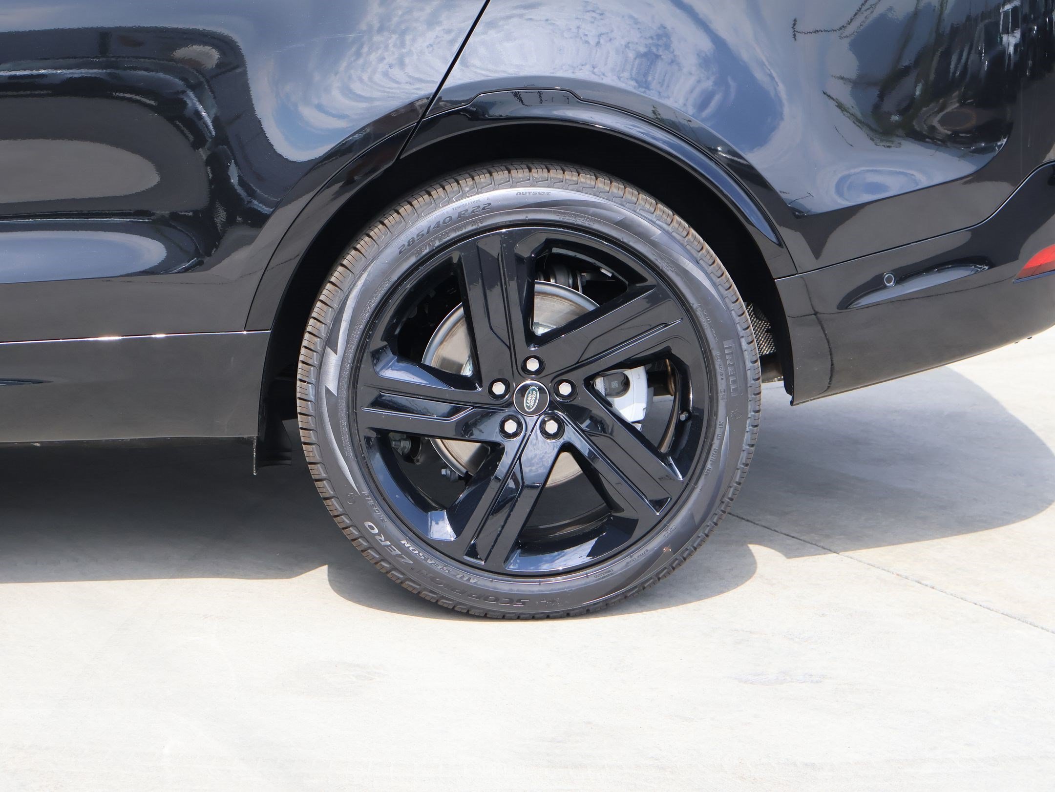 New 2026 Santorini Black LAND ROVER Dynamic SE image 18
