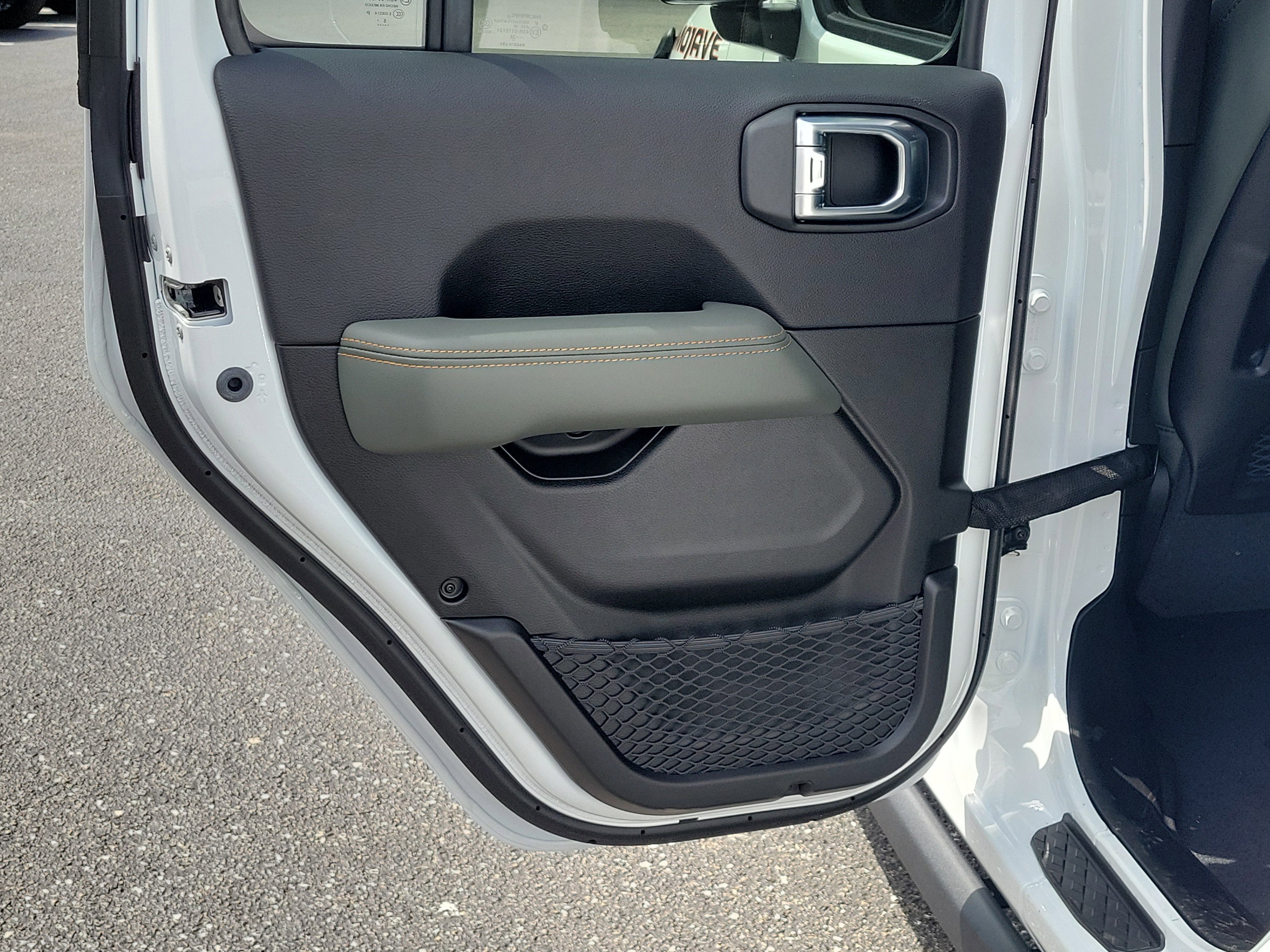 New 2026 Bright White Clear-Coat Exterior Paint Jeep Mojave image 11