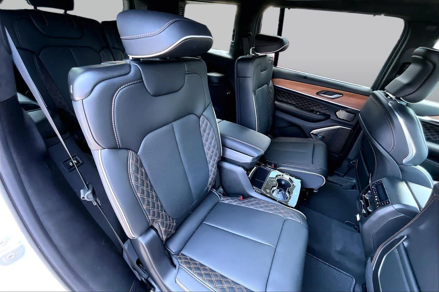 New 2026 Bright White Clear-Coat Exterior Paint Jeep Summit image 22