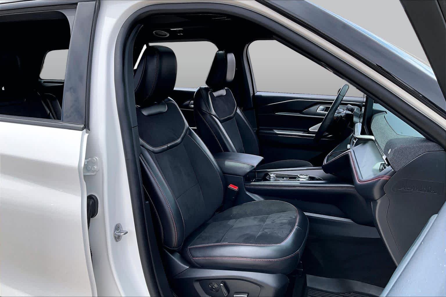 Used 2025 Star White Metallic Tri-Coat Ford ST image 9