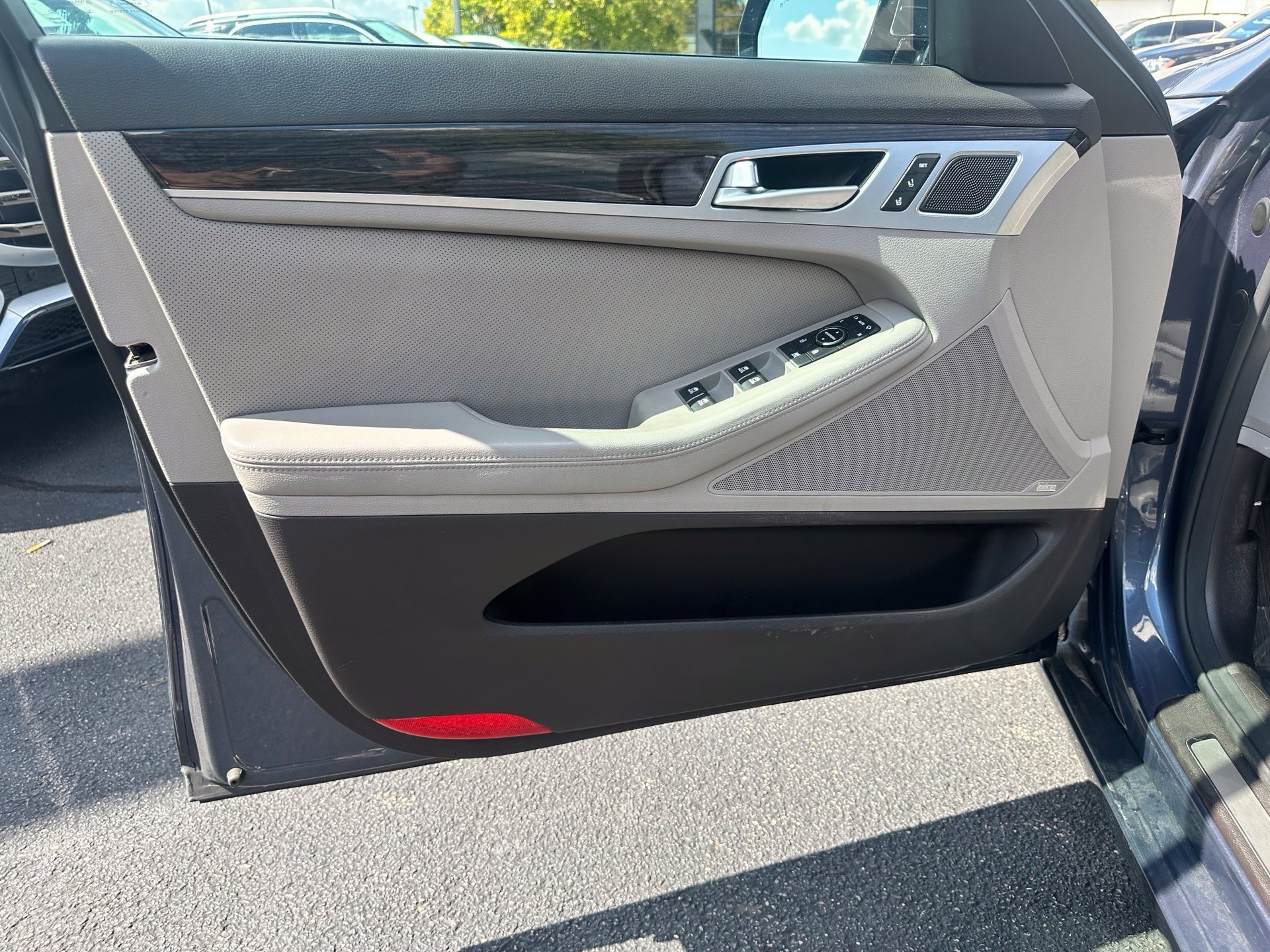 Used 2015 Blue Hyundai 3.8 image 4
