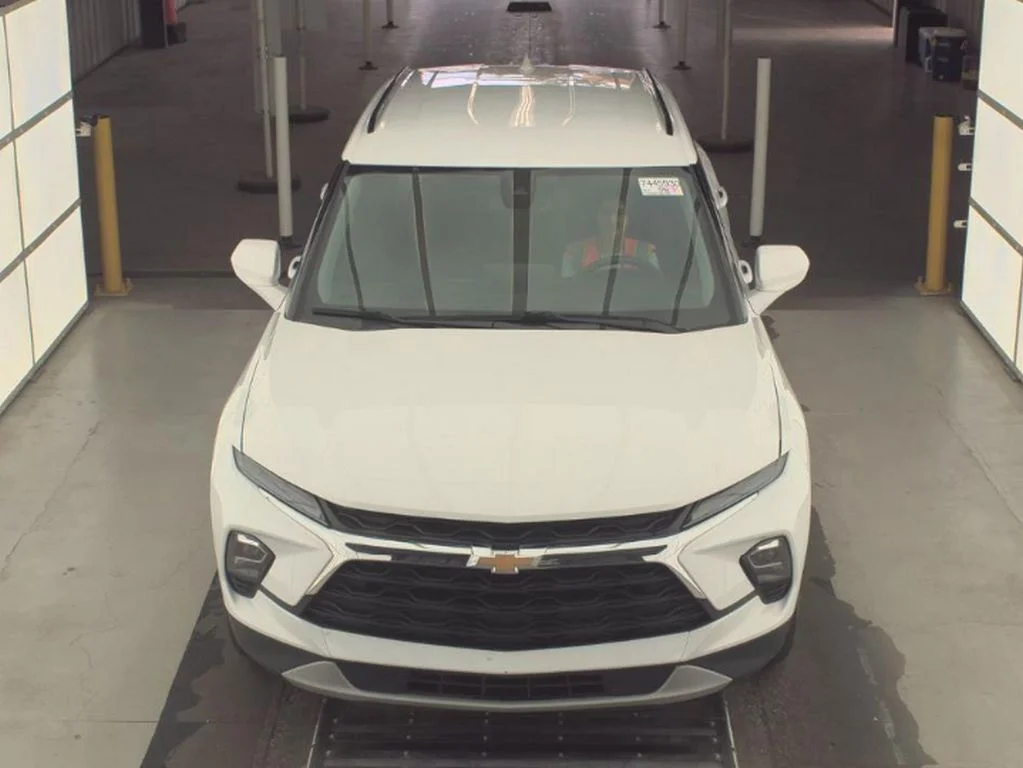 Used 2024 Summit White Chevrolet LT image 2
