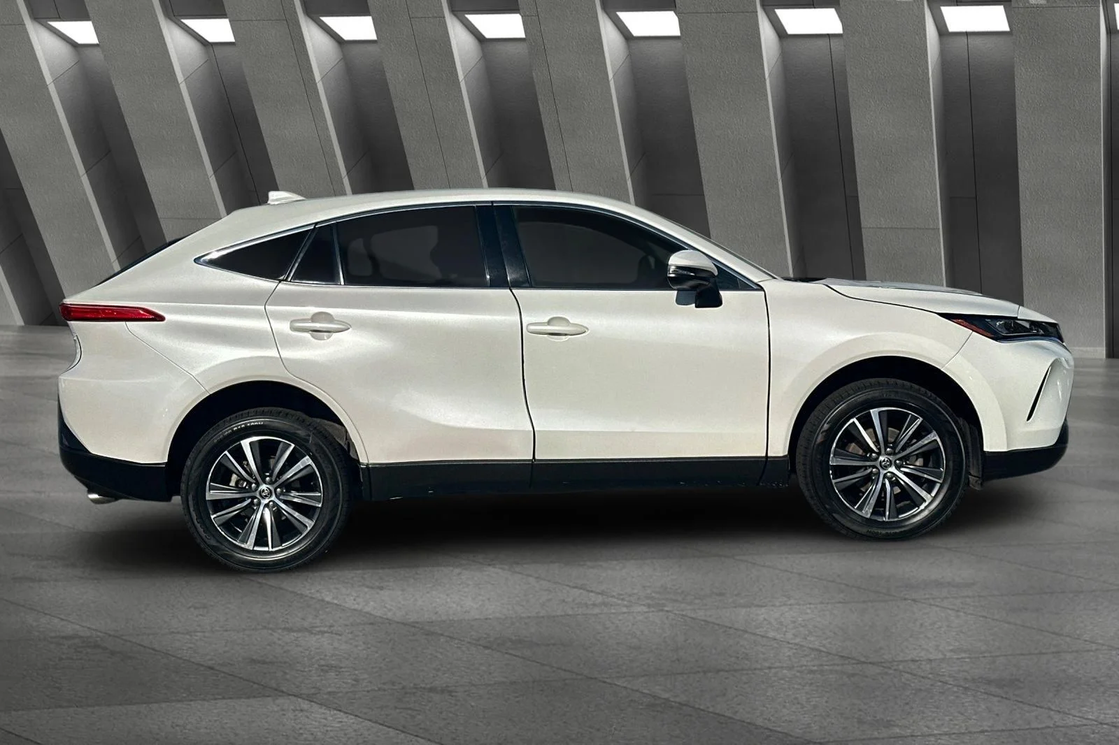 Used 2022 White Toyota LE image 12