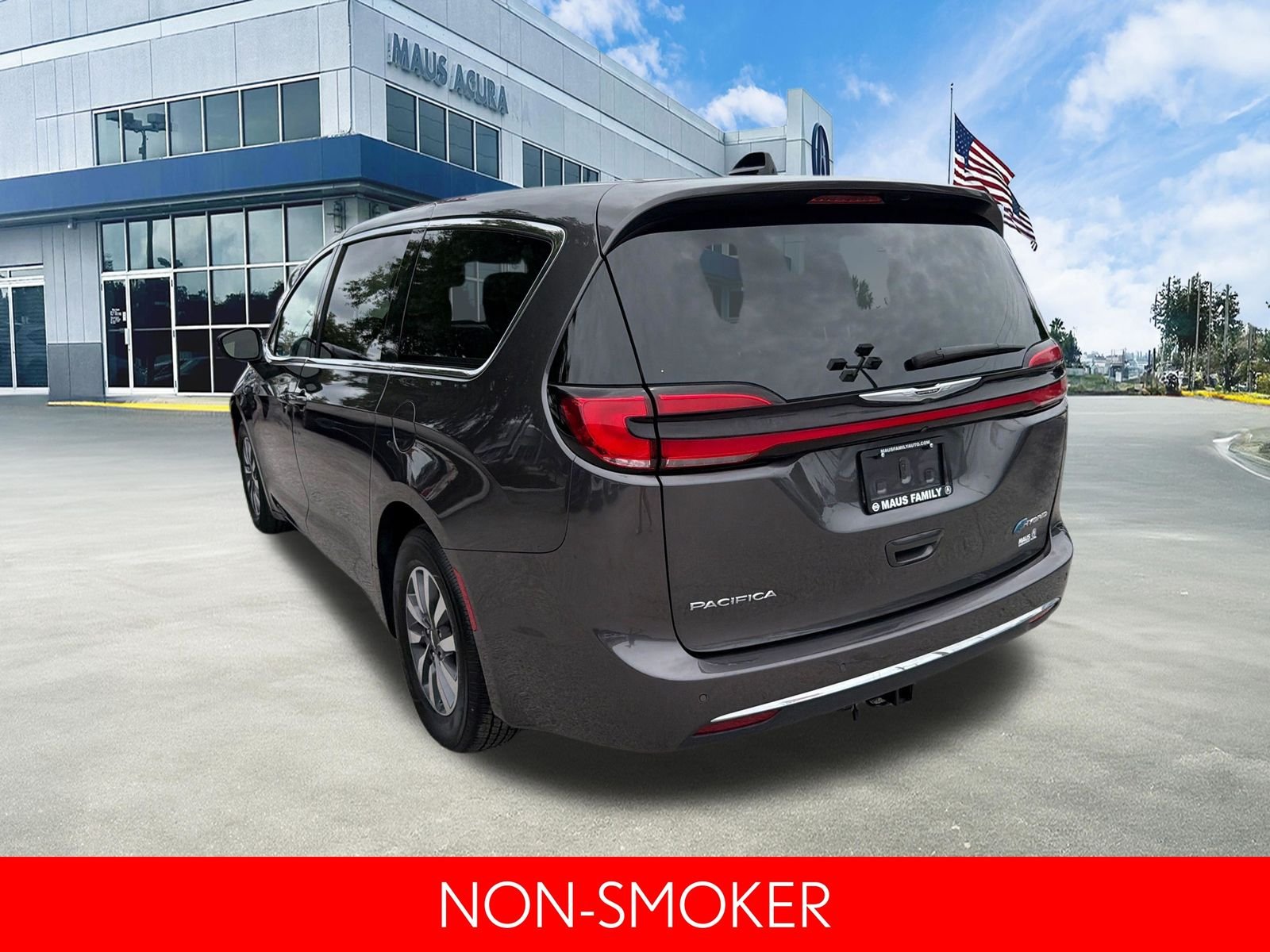 Used 2023 Crystal Metallic Chrysler Touring L image 6