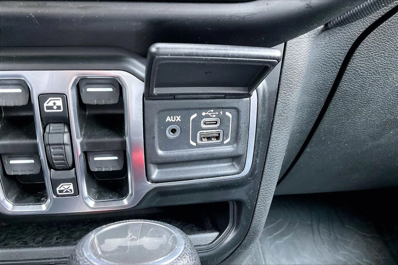 Used 2023 White Jeep Sport image 17