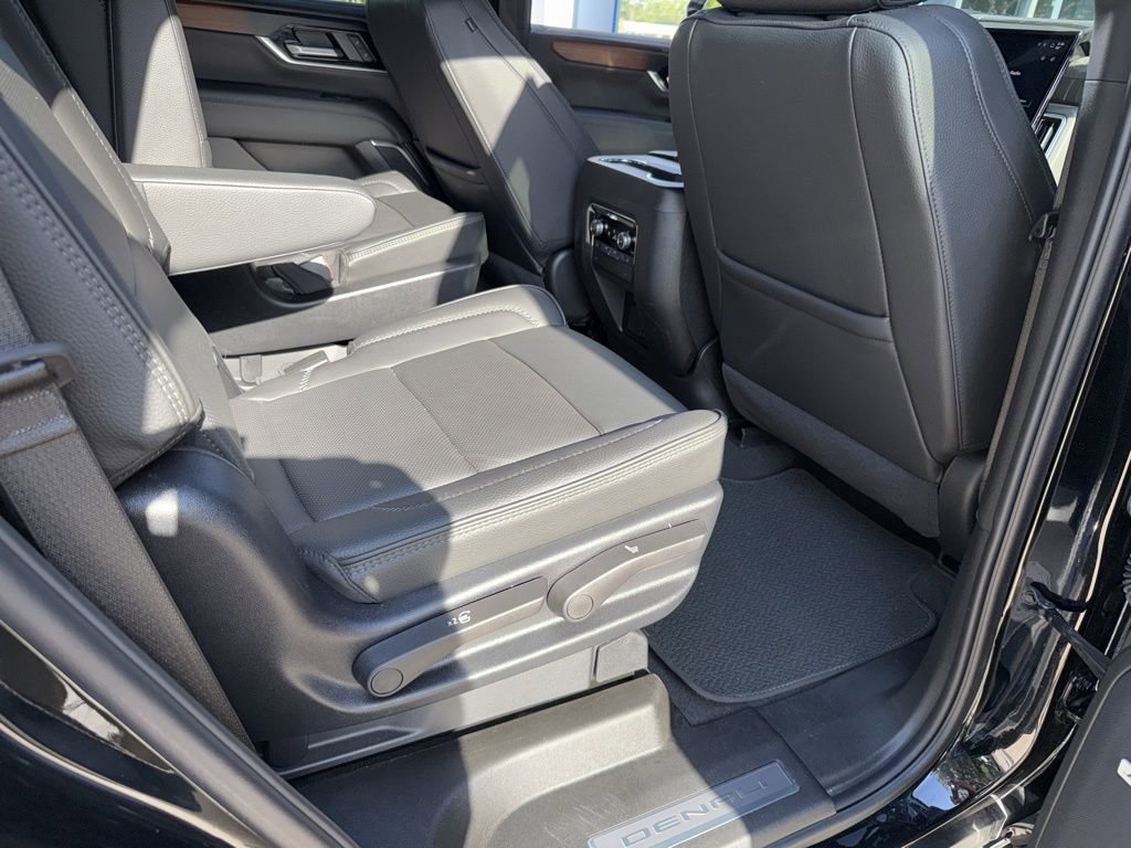 2025 GMC Yukon Denali - Photo 24