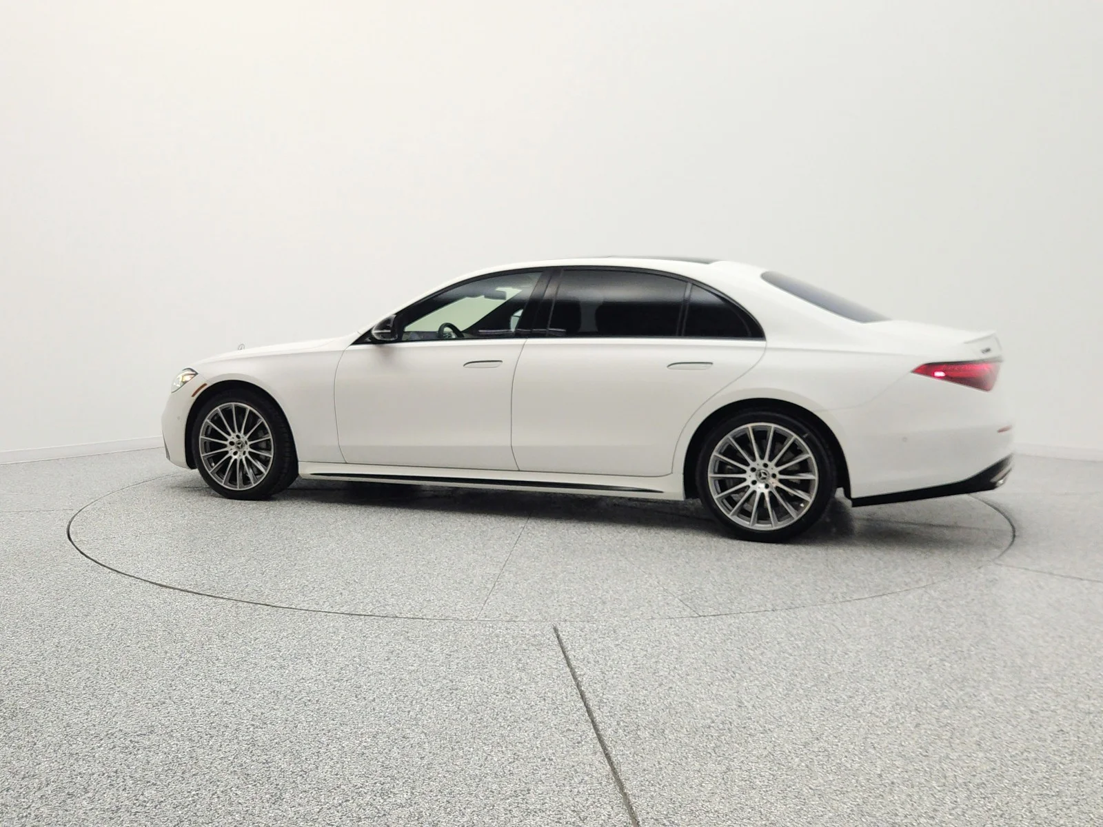 Used 2025 MANUFAKTUR Moonlight White Metallic Mercedes-Benz S 580 4MATIC® Sedan image 8