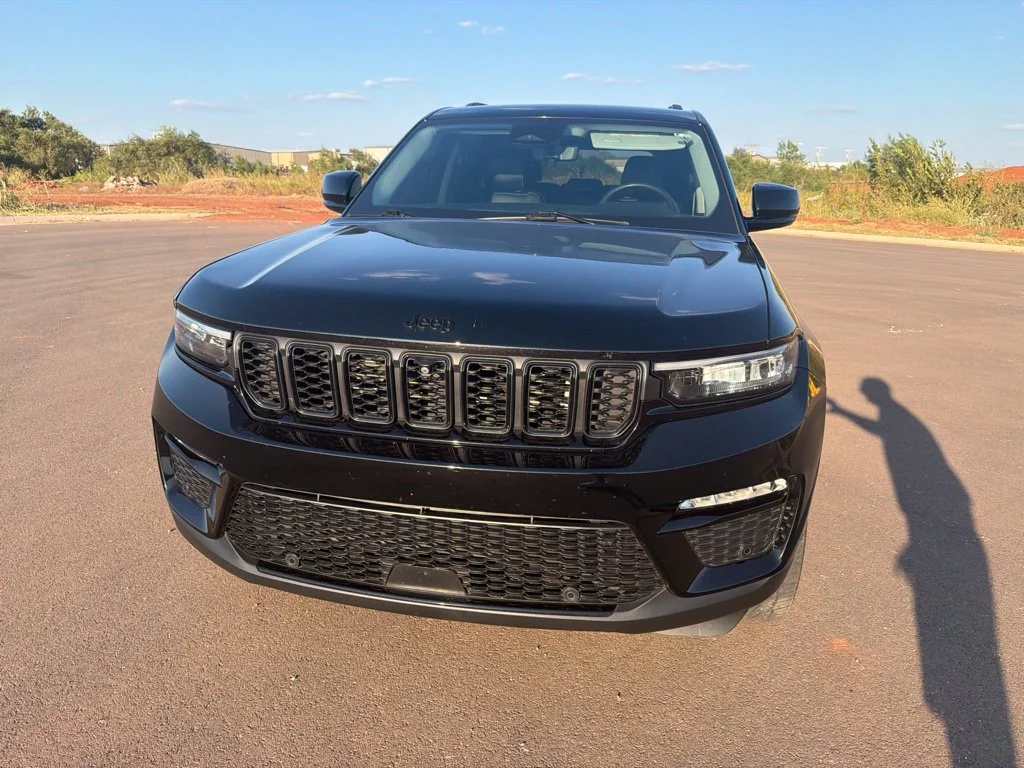 Used 2023 Diamond Black Crystal Pearlcoat Jeep Limited image 2