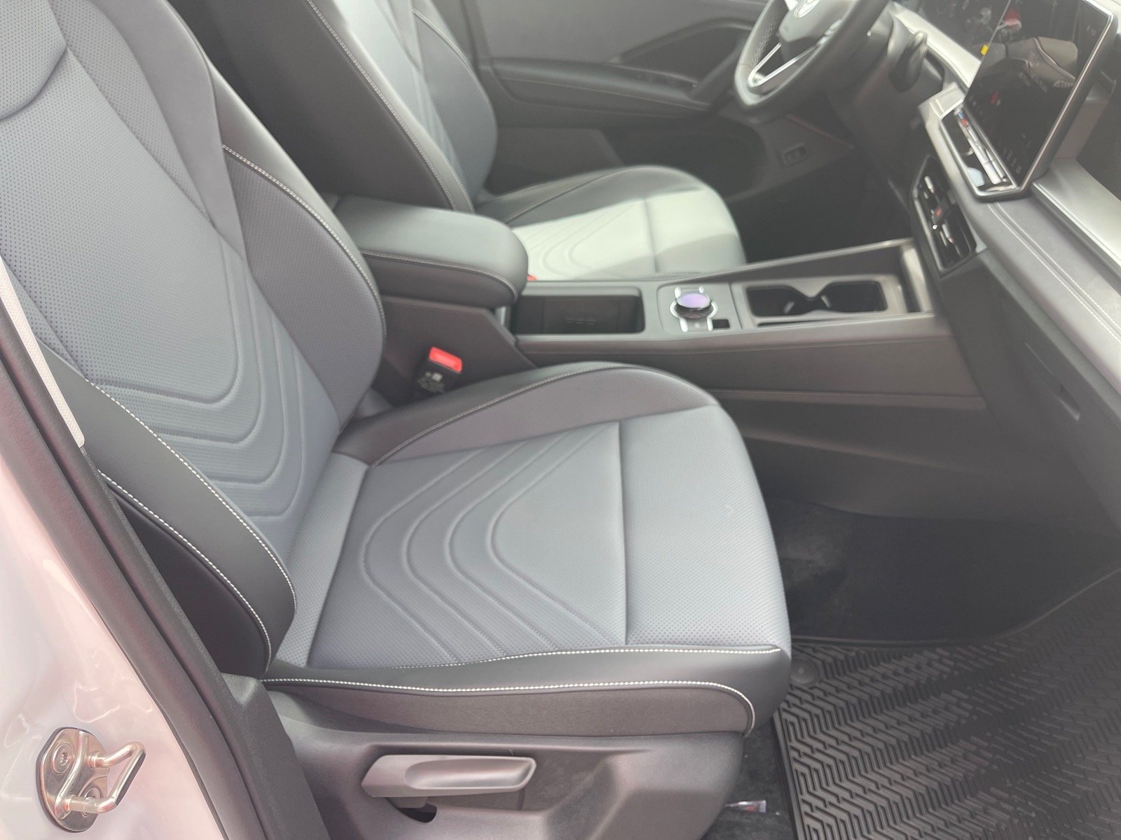 New 2026 Pure White Volkswagen SE 4Motion image 18