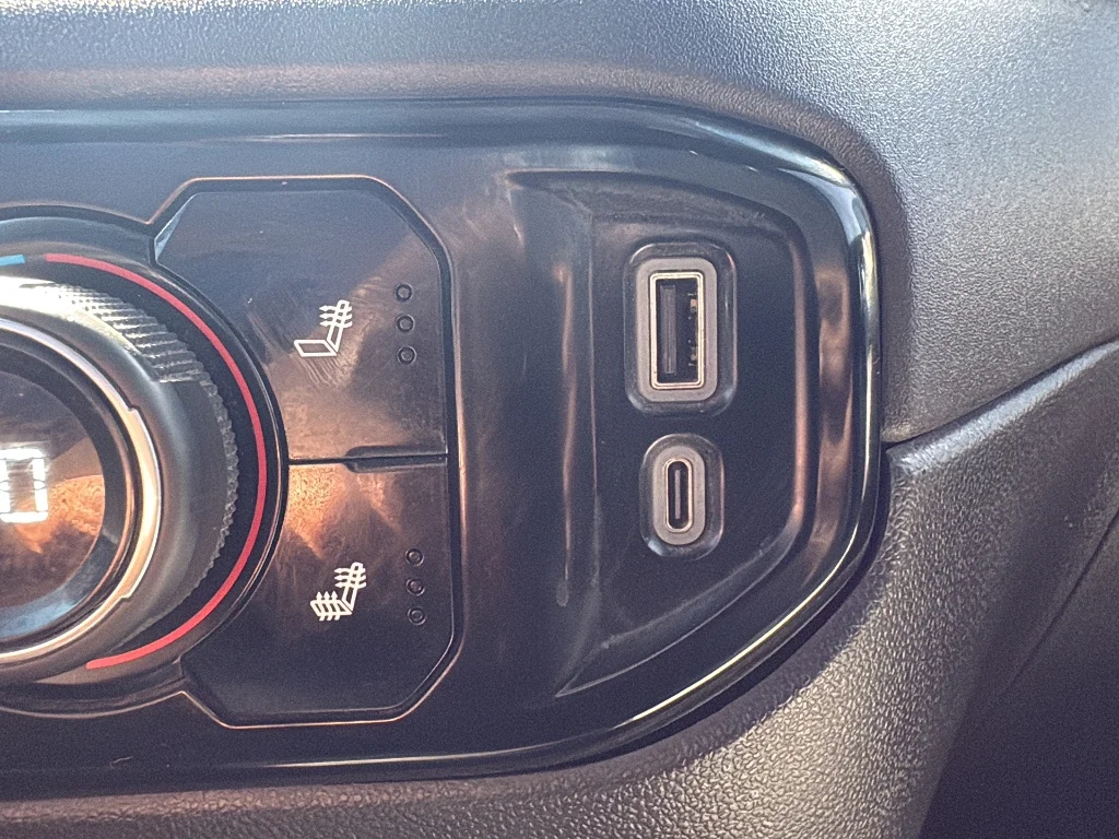 Used 2025 Summit White Chevrolet  image 28
