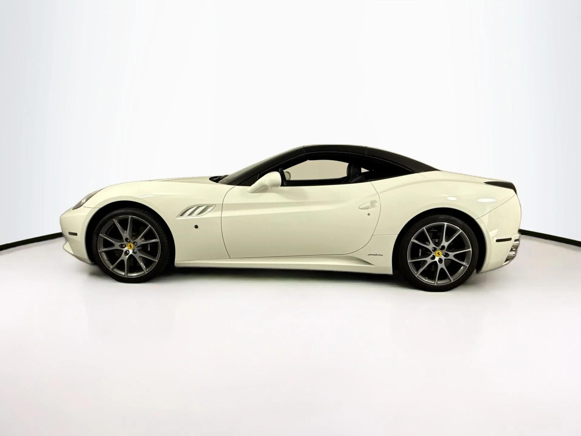 Used 2010 Bianco Avus Ferrari Base image 4
