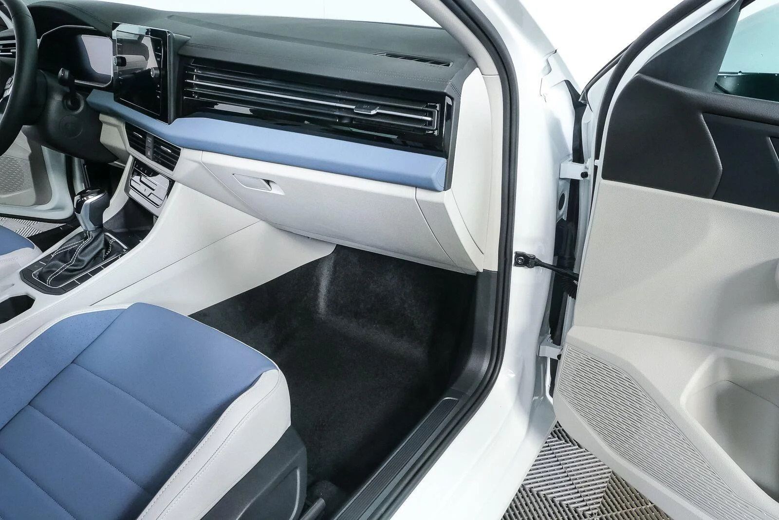 New 2027 Opal White Pearl Volkswagen SE image 28